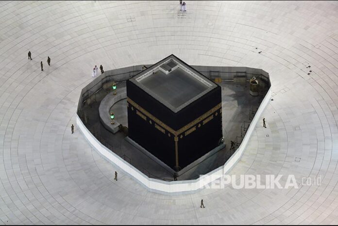 General view of Kaaba at the Grand Mosque, which is almost empty of worshippers, after Saudi authority suspended umrah amid the fear of coronavirus outbreak, at Muslim holy city of Mecca