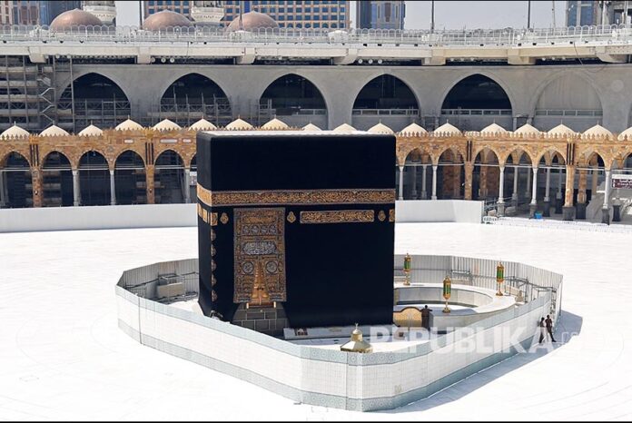 General view of Kaaba at the Grand Mosque which is almost empty of worshippers, after Saudi authority suspended umrah (Islamic pilgrimage to Mecca) amid the fear of coronavirus outbreak, at Muslim holy city of Mecca