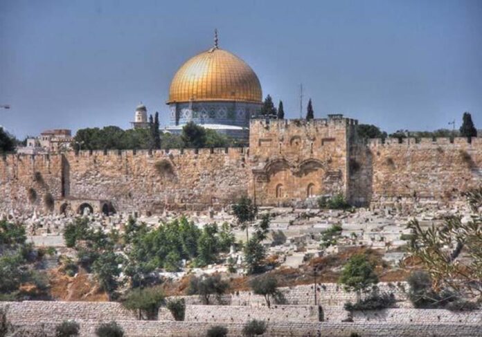israel-coba-bagi-dua-masjid-suci-al-aqsa