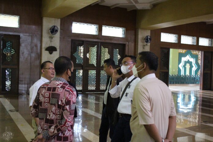 Tim Renovasi bersama Staf Masjid JIC Mengecek dan Meninjau Lokasi