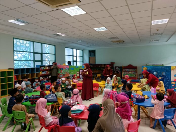 antusias-anak-anak-ikuti-hari-pertama-sekolah-di-jic
