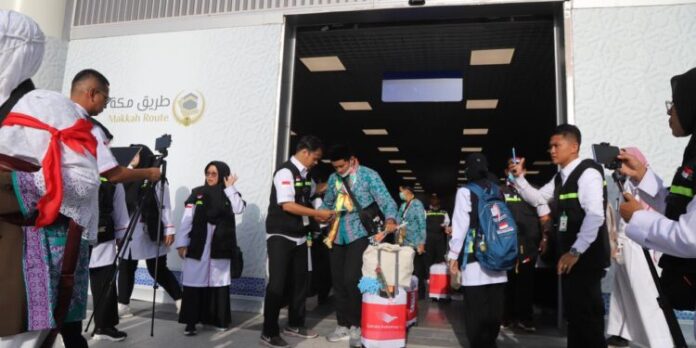 390-jamaah-haji-asal-jakarta-tiba-di-madinah