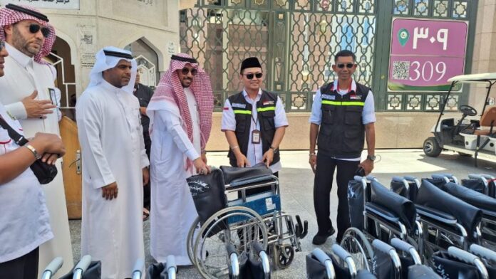 pengurus-masjid-nabawi-serahkan-bantuan-kursi-roda-ke-ppih