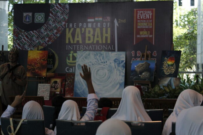 ratusan-pelajar-ikut-menulis-al-quran-metode-follow-the-line-di-jic