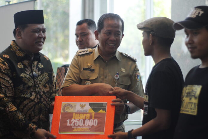 walikota-jakut-berikan-hadiah-kepada-pemenang-lomba-kaligrafi-the-power-of-kabah