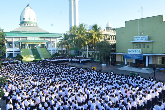 peringati-100-tahun-ponpes-gontor-puluhan-ribu-santri-sujud-syukur