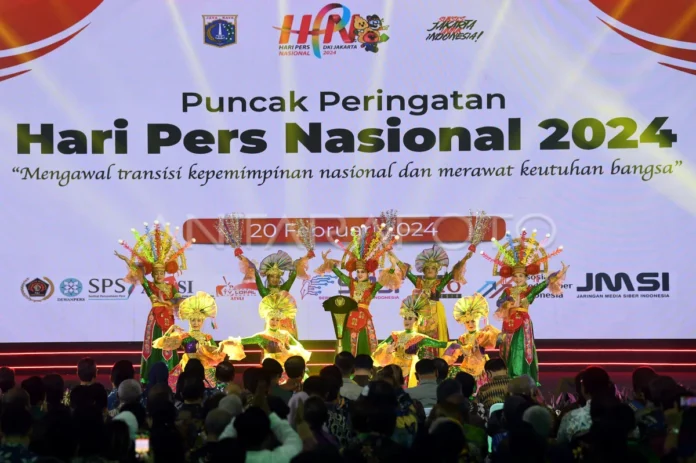 menlu-terima-mendali-emas-kemerdekaan-pers