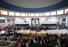BUKBER DI MASJID RAYA AL HUSNA, GUBERNUR PRAMONO TEKANKAN KEBERSAMAAN DAN KEPEDULIAN SOSIAL