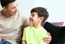 SEJENAK MENDENGARKAN ANAK BICARA