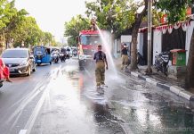 ENAM MOBIL TANGKI AIR BERSIHKAN ABU VULKANIK DI SEJUMLAH RUAS JALAN DI JAKTIM