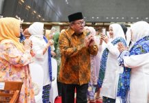 RANO AJAK PESERTA MUKTAMAR BKMT JELAJAHI JAKARTA DENGAN TRANSJAKARTA