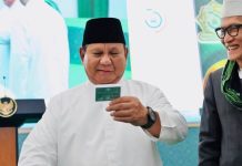 PRESIDEN PRABOWO TERIMA KARTANU DALAM PENUTUPAN MUKTAMAR KE-35