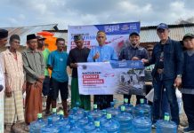 24.200 LITER AIR BERSIH DARI LAZNAS DEWAN DAKWAH UNTUK PENGUNGSI GEMPA FLORES